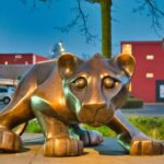 "Kunstwerk van Patrick JL Beverloo: een unieke combinatie van beeldhouwkunst, portretkunst en reliëf-kunstpanelen."